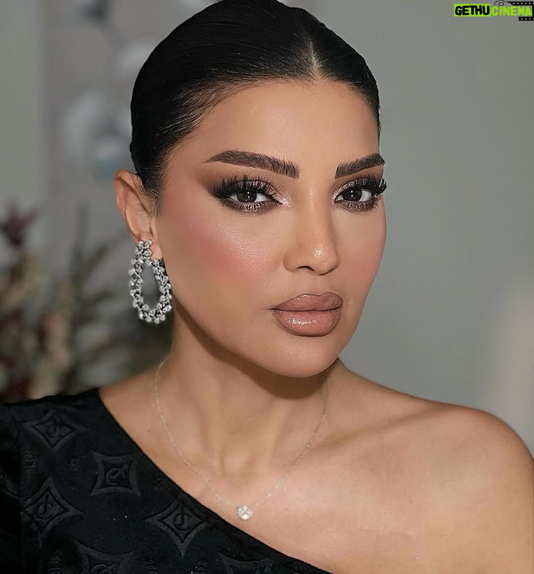 Dina Hayek - 2.6K Likes - الوجه والصوت والجمال قلباً وقالباً بيجتمعو مع الصديقة والمطربة الراقية
#دينا_حايك 💄Glam attractive makeup look on @dinahayekofficial
#makeup #glam #celebrity #celibritymakeup #redcarpet #خبيرة_التجميل_نادين_محمد #دينا_حايك #الامارات #دبي #ابوظبي