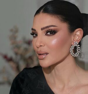 Dina Hayek Instagram - الوجه والصوت والجمال قلباً وقالباً بيجتمعو مع الصديقة والمطربة الراقية 
#دينا_حايك 💄Glam attractive makeup look on @dinahayekofficial 

#makeup #glam #celebrity #celibritymakeup #redcarpet #خبيرة_التجميل_نادين_محمد #دينا_حايك #الامارات #دبي #ابوظبي