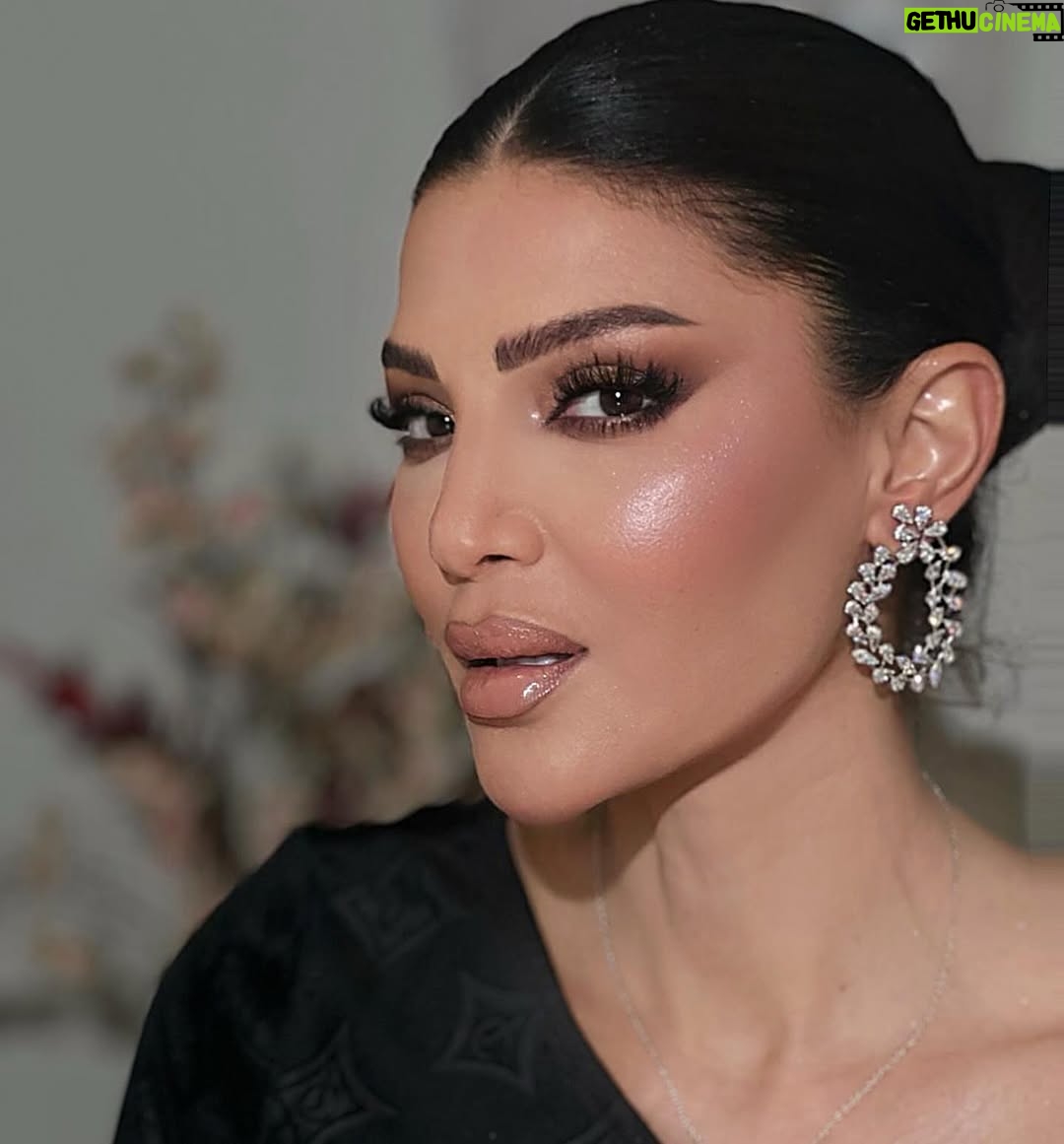 Dina Hayek - 2.6K Likes - الوجه والصوت والجمال قلباً وقالباً بيجتمعو مع الصديقة والمطربة الراقية
#دينا_حايك 💄Glam attractive makeup look on @dinahayekofficial
#makeup #glam #celebrity #celibritymakeup #redcarpet #خبيرة_التجميل_نادين_محمد #دينا_حايك #الامارات #دبي #ابوظبي