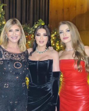 Dina Hayek Instagram - Thank u @monamyassar for this lovely dinner ❤️❤️
Dress: @legendboutiquekaslik 
Makeup: @makeupbylara 
Hair: @georgesmattarofficial 
Wig: @amalhair
