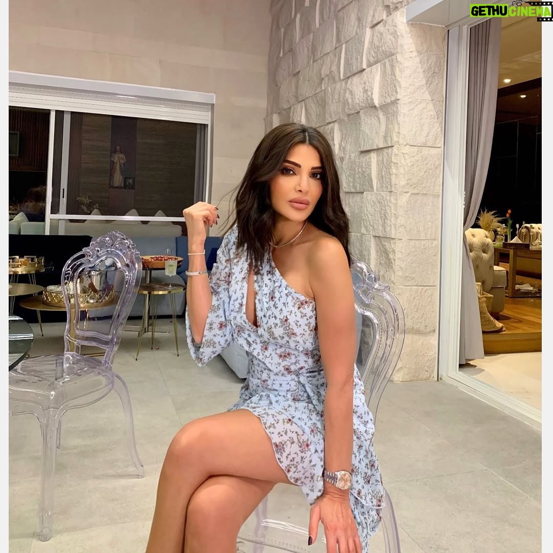 Dina Hayek - 2.4K Likes - Happy Sunday 💗