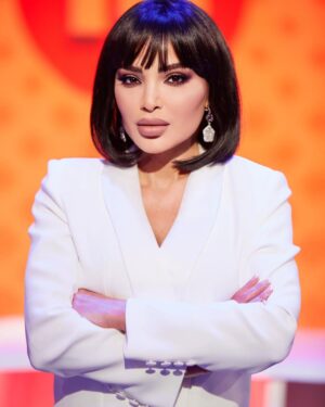 Dina Hayek Instagram - #فوق _ 18 #ديناحايك
Makeup @eva.atallah 
Outfit @clo_beirut 
Styled by @nabilajadallah 
Jewelry @auroreezzedine 
Hairdresser @josephsaadofficial 
Wig: @amalhair