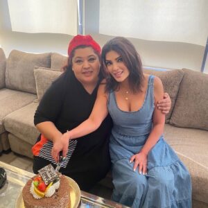Dina Hayek Instagram - حبيبتي انشالله ضلك تضوي شموع فرح وسعادة ونجاح وانشالله هالضحكة ما تفارق وجك وقلبك الابيض..😘 تشرفت بزيارتك وانبسطت انوا طفينا شموع عيدك سوا وهيدا اقل شي 😘 انت بتستاهلي كل التكريمات والحب لانك نجمة كبيرة بقيمتك وتواضعك ونحنا منشوف حالنا فيكي 🎂😘❤️ كل الحب @lilianenemryofficial1