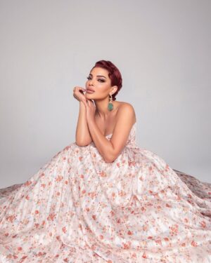 Dina Hayek Instagram - New hair color✨ 
What do you guys think about my new look?🤍
شو رأيكن؟✨☺️

Hair: @josephsaadofficial 
Makeup: @eva.atallah 
Stylist: @georgeschamoun.stylist 
Dress: @clo_beirut 
Jewelry: @rapture.me 
Photographer: @kifah.ballani