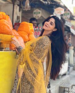 Actress Divya Bharathi HD Photos and Wallpapers April 2025