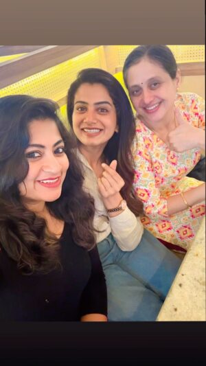 Divya Bharathi Vetrivel Instagram - "Talking, laughing, and making up for lost time – the best kind of reunion! 💬✨"
Best day with our Devutty & my darling @nivashinidivya 🤎
.
.
.
#pudhupudhuarthangal