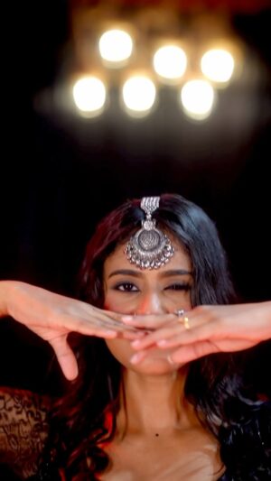 Divya Dharshini Instagram - 17yrs of Machakanni  Ah aha aha 🥵
Vijayantony vibe🖤 @vijayantony 
.
@sarakutty4563 
@mc.febi 
.
Mua @shrusti_offl 😘
.
Edit @srini_chandrasekar
.
#vijayantony #machakanni #vibe #dance #hot #viral #trending #2007 #2024 #17yrs #divya #🖤