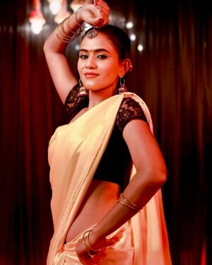 Divya Dharshini Instagram - Vennila Sonadhakaaringa 🫣💛
.
Mua: @shrusti_offl 
Cm : @i.hare_sh 
.
#love #💛 #saree #insta #trending #réel #vibe #😘