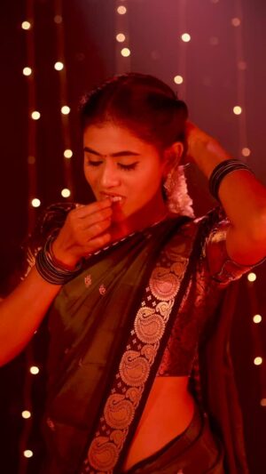 Divya Dharshini Instagram - HAPPY NEW YEAR 🥳 2025 
.
@actorsuriya 🖤
@realactress_sneha 🖤
.
Mua : @shrusti_offl 🖤
Cm : @i.hare_sh 😊
.
#🖤 #90s #song #divya #new #day #newyear #2025 
#insta #viral #songs #tamil #saree #dance #special #réel #spl #one #🥳