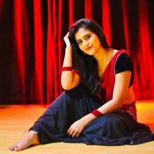 Divya Dharshini Instagram - Kadhal Bodha Un Kaiyil Maatikitu Mulikireney Ipo Mama 😉
.
#nendhukittanendhukitta #halfsaree #love #ur #self #🖤