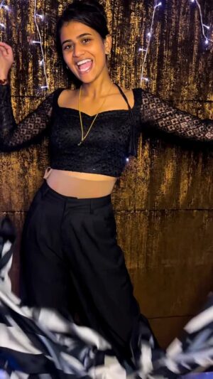 Divya Dharshini Instagram - Saree Draping 
(Idhu na enaku katikura vidham) 
Ungaluku doubts irundha unga questions ah comments la solunga 🥰
.
.
.
#love #saree #my #own #style #trending #viral #dance #divya #draping #🖤