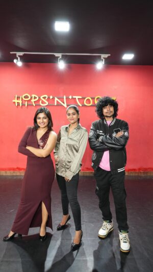 Divya Dharshini Instagram - Toxic Kadhal 🙅🏻‍♀️Veeeenaaaaa 😁
#toxickadhalhookstep 
.
@tipstamilofficial 😊
@arunrajmusic 🖤
@iam_archanaravichandran 🖤
.
#toxickadhal #hookstep #viral #trending #love #dance #insta #réel #🖤 #vibe #new #album #instalike #loveyou e