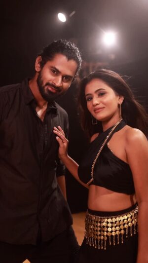 Divya Dharshini Instagram - Nain Matakka 🖤🤍♥️
#babyjohn 
.
Artist @ursvinayakdesai 🕺
.
@atlee47 😍
@varundvn 😉
@keerthysureshofficial 😘
.
Mua @shrusti_makeover 🥰
Cm @i.hare_sh 😊
.
#nainmattaka #trending #hindi #viral #dance #love #insta #keerthysuresh #varundhawan #atlee #babyjohn #song #new #réel #recreation #our #style #divya #dancer #vinay #actor #🖤 #♥ #♥️