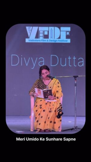 Divya Dutta Instagram - Akhbaar ke panne palte, toh tasveer mili. Khabar chhoti si thi, par asar gehra kar gayi.📝

There are moments that pass, and then there are moments that pause the world around you and Divya Dutta’s soulful words at VFDF 3.0 were just that. With every sentence, she painted emotions, echoed experiences, and left the audience not just listening, but feeling.💖

An unforgettable presence that turned the stage into poetry and left hearts stirred long after the applause faded.💫

#poetry #ghazal #moments #feelings #reelsinstagram #trendingnow #paruluniversity
