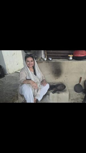 Divya Dutta Instagram - Going back to the roots.. mitti ki khushboo, bachpan ka sukoon..purane dost..un sab se apne bacchon ko milwana..this  is what we had wanted to do for so long...came bk with bags full of love..n a lot of punjabi food!! Chup.ke gol gappr khane ka maza hi aur hai!! 
A big thankyou.@guneetchawla #puneetchawla for graciously hostinng us.
@anafinejewelry @manjitsodhia @sodhiamanmeet @sarnajasleen ...for all the love n warmth..thhankyou for packing a bit of bachpan for me n @drrahuldutta .so lovely to have t lovely @thecrystalzone_empoweryourself ..sharing our little joys wt us..
