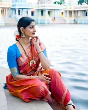 Divyaa Unni Instagram - Like a river,  life’s path unfolds. 

PC: @vvaranasiphotography