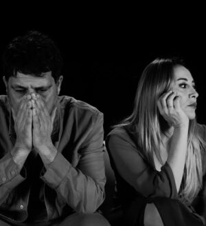 Dolunay Soysert Instagram - Nefes aldığımız,hikayelerimizi paylaştığımız,tekrar tekrar başka bedenlerle yeniden doğduğumuz,el ele tutuşarak seyirciye koştuğumuz,alkışı başımıza taç,sahneyi kutsal alanımız yaptığımız,tozuyla şifalanıp coştuğumuz tiyatromuz. 27 Mart Dünya Tiyatrolar Günümüz Kutlu Olsun.Tüm meslektaşlarımı,oynama ve oyunda kalma arzusunu  içinde hisseden herkesi ve  özellikle seyircilerimizi sevgiyle kucaklarım.Zor zamanların kurtuluşudur sanat.Sessizlikte ses,karanlıkta ışık,huzursuzlukta duruştur.Çalınan neşemiz için,hayata sarıldığımızı göstermek için buyrun salonlara! #evlilikteufaktefekcinayetler @aysatiyatro #dünyatiyatrolargünü