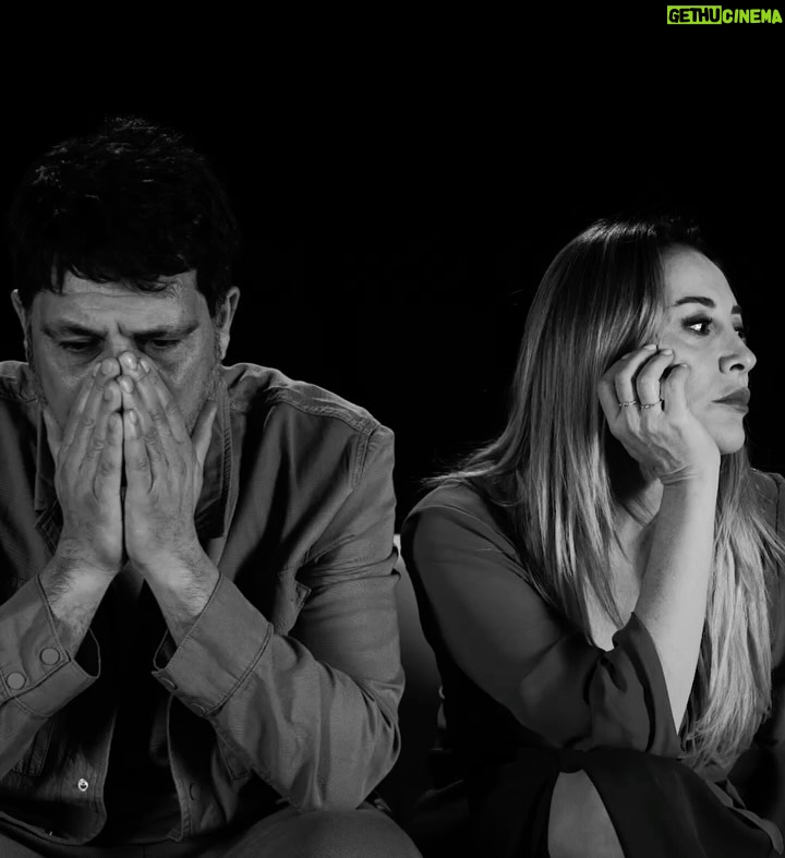 Dolunay Soysert - 93.3K Likes - Nefes aldığımız,hikayelerimizi paylaştığımız,tekrar tekrar başka bedenlerle yeniden doğduğumuz,el ele tutuşarak seyirciye koştuğumuz,alkışı başımıza taç,sahneyi kutsal alanımız yaptığımız,tozuyla şifalanıp coştuğumuz tiyatromuz. 27 Mart Dünya Tiyatrolar Günümüz Kutlu Olsun.Tüm meslektaşlarımı,oynama ve oyunda kalma arzusunu içinde hisseden herkesi ve özellikle seyircilerimizi sevgiyle kucaklarım.Zor zamanların kurtuluşudur sanat.Sessizlikte ses,karanlıkta ışık,huzursuzlukta duruştur.Çalınan neşemiz için,hayata sarıldığımızı göstermek için buyrun salonlara! #evlilikteufaktefekcinayetler @aysatiyatro #dünyatiyatrolargünü