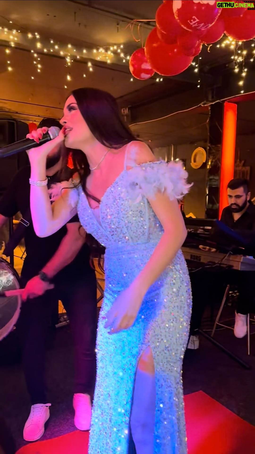 Dominique Hourani - 3 Likes - Amsterdam سعيدة مع جاليات أمستردام