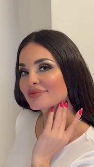 Dominique Hourani Instagram - خدعة تكبير الشفايف مع

 @sheglam_official 

‏Just got my brand new SHEGLAM lip liner & lip plumper Combo All colors setS
Do u feel the double plumping effect ?

‏Don’t forget to search & “SHEGLAM’
‏SHEGLAM #SHEGLAMLipCombo @sheglam_official#