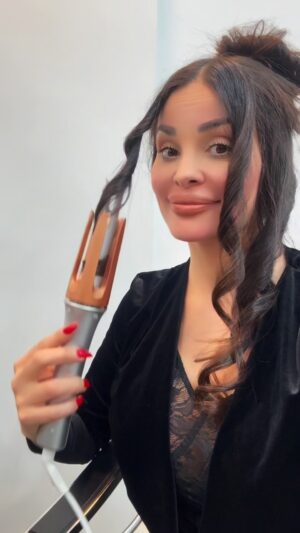 Dominique Hourani Instagram - شوفوا ازاي عملت شعري لوحدي ف ٥ دقايق 
Im so satisfied with my SHEGLAMHair It-Curl One-touch Instant Curler 
#SHEGLAM  #SHEGLAMHAIR #SHEGLAMItCurl #SHEGLAMHotStreak 
search🔍 « SHEGLAM Hair » on website/APP
@sheglam_official @sheglamhair_official 
#haircurler #hairstyle #hairtok #hairtutorial#curlhair #curlingiron #curls #automaticcurler #hairtools #curler