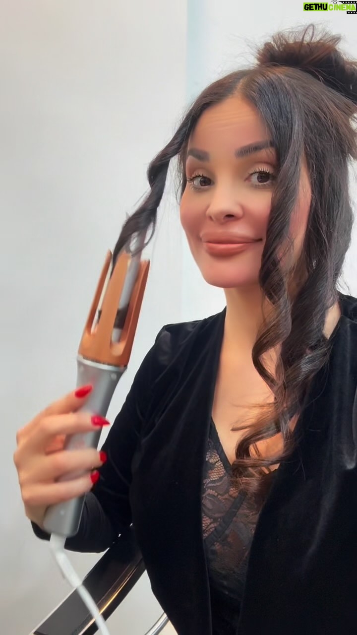 Dominique Hourani - 3 Likes - شوفوا ازاي عملت شعري لوحدي ف ٥ دقايق
Im so satisfied with my SHEGLAMHair It-Curl One-touch Instant Curler
#SHEGLAM #SHEGLAMHAIR #SHEGLAMItCurl #SHEGLAMHotStreak
search🔍 « SHEGLAM Hair » on website/APP
@sheglam_official @sheglamhair_official
#haircurler #hairstyle #hairtok #hairtutorial#curlhair #curlingiron #curls #automaticcurler #hairtools #curler