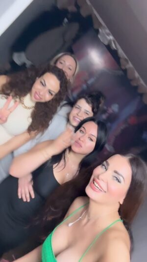 Dominique Hourani Instagram - مع معجباتي من حفلة مبارح