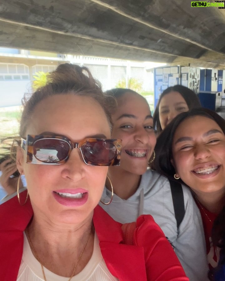 Dora Mazzone - 27.2K Likes - Hoy estuvimos en la Universidad Central de Venezuela 🇻🇪 realizando toda la documentación para la Defensa de mi Tesis de Grado. Te amo @ucvzla
1- Recibiendo el Certificado de Culminación de Estudios. Plaza del Rectorado. Posando en el famoso reloj.
2- Encuentro con estudiantes de la escuela de Trabajo Social por los pasillos de la UCV. Mujeres al poder. Que belleza!
3- Palabras de Bienvenida de mi querido amigo el prof y director de @artes_ucv Elías Castro. Hoy casualmente nos encontramos con una alumna del @sistemaorquestasl que ingresa y yo que estoy de salida… qué tal? Señales. ❤️
4- Posando orgullosa con mi certificado de Culminación de Estudios
5- En @fhyeucv recibiendo mi Certificado de manos de mi amigo Daniel. Gracias @elpedrako y a todo el equipo! Vamos por más 🧑🏻🎓
6-Entrada de la Escuela donde estudié por más de 20 años mi carrera (a c/rato la interrumpía por mi trabajo)
7-Con estudiantes y gente hermosa que me saluda con cariño! 🫶 amos cuando me los encuentro a uds en la calle!
8- No quiero imaginar cómo será estar en el majestuoso Aula Magna bajo las Nubes de Calder, recibiendo mi título.
9- La luz de caracas dando señales de júbilo!
El tiempo de Dios.. 🥹
10,11)La Chicha más famosa de la UCV
12) La Casa que vence las sombras
Pronto la Defensa y luego la Graduación 👩🎓
#ucv #escueladeartes #licenciatura #voyporeldoctorado