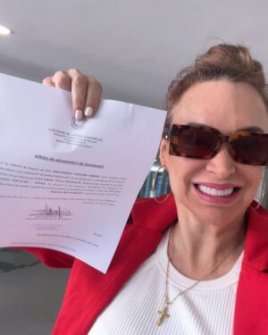 Dora Mazzone Instagram - Hoy estuvimos en la Universidad Central de Venezuela 🇻🇪 realizando toda la documentación para la Defensa de mi Tesis de Grado. Te amo @ucvzla 

1-  Recibiendo el Certificado de Culminación de Estudios. Plaza del Rectorado. Posando en el famoso reloj. 
2- Encuentro con estudiantes de la escuela de Trabajo Social por los pasillos de la UCV. Mujeres al poder. Que belleza!
3- Palabras de Bienvenida de mi querido amigo el prof y director de @artes_ucv  Elías Castro. Hoy casualmente nos encontramos con una alumna del @sistemaorquestasl que ingresa y yo que estoy de salida… qué tal? Señales. ❤️
4- Posando orgullosa con mi certificado de Culminación de Estudios
5- En @fhyeucv recibiendo mi Certificado de manos de mi amigo Daniel. Gracias @elpedrako y a todo el equipo! Vamos por más 🧑🏻‍🎓 
6-Entrada de la Escuela donde estudié por más de 20 años mi carrera (a c/rato la interrumpía por mi trabajo)
7-Con estudiantes y gente hermosa que me saluda con cariño! 🫶 amos cuando me los encuentro a uds en la calle!
8- No quiero imaginar cómo será estar en el majestuoso Aula Magna bajo las Nubes de Calder, recibiendo mi título.
9- La luz de caracas dando señales de júbilo!
El tiempo de Dios.. 🥹
10,11)La Chicha más famosa de la UCV
12) La Casa que vence las sombras

Pronto la Defensa y luego la Graduación 👩‍🎓 
#ucv #escueladeartes #licenciatura #voyporeldoctorado