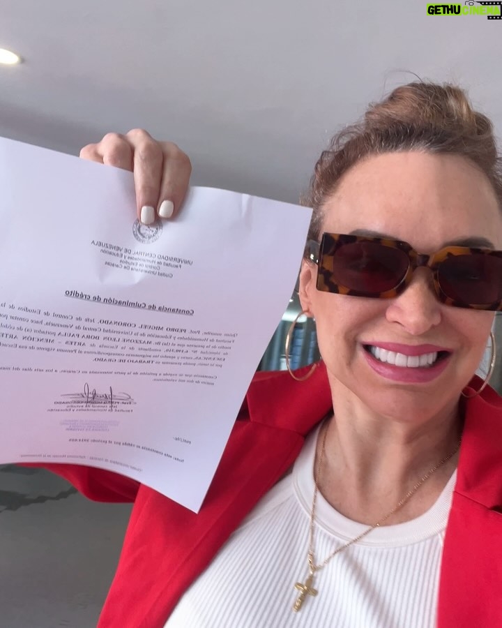 Dora Mazzone - 27.2K Likes - Hoy estuvimos en la Universidad Central de Venezuela 🇻🇪 realizando toda la documentación para la Defensa de mi Tesis de Grado. Te amo @ucvzla
1- Recibiendo el Certificado de Culminación de Estudios. Plaza del Rectorado. Posando en el famoso reloj.
2- Encuentro con estudiantes de la escuela de Trabajo Social por los pasillos de la UCV. Mujeres al poder. Que belleza!
3- Palabras de Bienvenida de mi querido amigo el prof y director de @artes_ucv Elías Castro. Hoy casualmente nos encontramos con una alumna del @sistemaorquestasl que ingresa y yo que estoy de salida… qué tal? Señales. ❤️
4- Posando orgullosa con mi certificado de Culminación de Estudios
5- En @fhyeucv recibiendo mi Certificado de manos de mi amigo Daniel. Gracias @elpedrako y a todo el equipo! Vamos por más 🧑🏻🎓
6-Entrada de la Escuela donde estudié por más de 20 años mi carrera (a c/rato la interrumpía por mi trabajo)
7-Con estudiantes y gente hermosa que me saluda con cariño! 🫶 amos cuando me los encuentro a uds en la calle!
8- No quiero imaginar cómo será estar en el majestuoso Aula Magna bajo las Nubes de Calder, recibiendo mi título.
9- La luz de caracas dando señales de júbilo!
El tiempo de Dios.. 🥹
10,11)La Chicha más famosa de la UCV
12) La Casa que vence las sombras
Pronto la Defensa y luego la Graduación 👩🎓
#ucv #escueladeartes #licenciatura #voyporeldoctorado