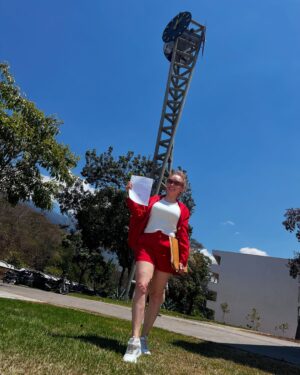 Dora Mazzone Instagram - Hoy estuvimos en la Universidad Central de Venezuela 🇻🇪 realizando toda la documentación para la Defensa de mi Tesis de Grado. Te amo @ucvzla 

1-  Recibiendo el Certificado de Culminación de Estudios. Plaza del Rectorado. Posando en el famoso reloj. 
2- Encuentro con estudiantes de la escuela de Trabajo Social por los pasillos de la UCV. Mujeres al poder. Que belleza!
3- Palabras de Bienvenida de mi querido amigo el prof y director de @artes_ucv  Elías Castro. Hoy casualmente nos encontramos con una alumna del @sistemaorquestasl que ingresa y yo que estoy de salida… qué tal? Señales. ❤️
4- Posando orgullosa con mi certificado de Culminación de Estudios
5- En @fhyeucv recibiendo mi Certificado de manos de mi amigo Daniel. Gracias @elpedrako y a todo el equipo! Vamos por más 🧑🏻‍🎓 
6-Entrada de la Escuela donde estudié por más de 20 años mi carrera (a c/rato la interrumpía por mi trabajo)
7-Con estudiantes y gente hermosa que me saluda con cariño! 🫶 amos cuando me los encuentro a uds en la calle!
8- No quiero imaginar cómo será estar en el majestuoso Aula Magna bajo las Nubes de Calder, recibiendo mi título.
9- La luz de caracas dando señales de júbilo!
El tiempo de Dios.. 🥹
10,11)La Chicha más famosa de la UCV
12) La Casa que vence las sombras

Pronto la Defensa y luego la Graduación 👩‍🎓 
#ucv #escueladeartes #licenciatura #voyporeldoctorado