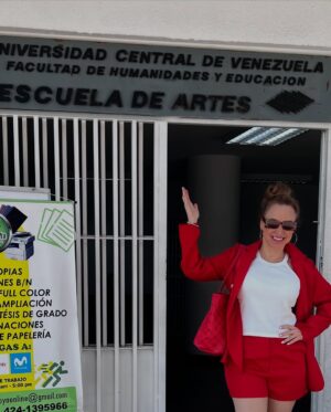 Dora Mazzone Instagram - Hoy estuvimos en la Universidad Central de Venezuela 🇻🇪 realizando toda la documentación para la Defensa de mi Tesis de Grado. Te amo @ucvzla 

1-  Recibiendo el Certificado de Culminación de Estudios. Plaza del Rectorado. Posando en el famoso reloj. 
2- Encuentro con estudiantes de la escuela de Trabajo Social por los pasillos de la UCV. Mujeres al poder. Que belleza!
3- Palabras de Bienvenida de mi querido amigo el prof y director de @artes_ucv  Elías Castro. Hoy casualmente nos encontramos con una alumna del @sistemaorquestasl que ingresa y yo que estoy de salida… qué tal? Señales. ❤️
4- Posando orgullosa con mi certificado de Culminación de Estudios
5- En @fhyeucv recibiendo mi Certificado de manos de mi amigo Daniel. Gracias @elpedrako y a todo el equipo! Vamos por más 🧑🏻‍🎓 
6-Entrada de la Escuela donde estudié por más de 20 años mi carrera (a c/rato la interrumpía por mi trabajo)
7-Con estudiantes y gente hermosa que me saluda con cariño! 🫶 amos cuando me los encuentro a uds en la calle!
8- No quiero imaginar cómo será estar en el majestuoso Aula Magna bajo las Nubes de Calder, recibiendo mi título.
9- La luz de caracas dando señales de júbilo!
El tiempo de Dios.. 🥹
10,11)La Chicha más famosa de la UCV
12) La Casa que vence las sombras

Pronto la Defensa y luego la Graduación 👩‍🎓 
#ucv #escueladeartes #licenciatura #voyporeldoctorado