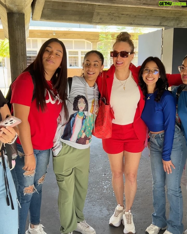 Dora Mazzone - 27.2K Likes - Hoy estuvimos en la Universidad Central de Venezuela 🇻🇪 realizando toda la documentación para la Defensa de mi Tesis de Grado. Te amo @ucvzla
1- Recibiendo el Certificado de Culminación de Estudios. Plaza del Rectorado. Posando en el famoso reloj.
2- Encuentro con estudiantes de la escuela de Trabajo Social por los pasillos de la UCV. Mujeres al poder. Que belleza!
3- Palabras de Bienvenida de mi querido amigo el prof y director de @artes_ucv Elías Castro. Hoy casualmente nos encontramos con una alumna del @sistemaorquestasl que ingresa y yo que estoy de salida… qué tal? Señales. ❤️
4- Posando orgullosa con mi certificado de Culminación de Estudios
5- En @fhyeucv recibiendo mi Certificado de manos de mi amigo Daniel. Gracias @elpedrako y a todo el equipo! Vamos por más 🧑🏻🎓
6-Entrada de la Escuela donde estudié por más de 20 años mi carrera (a c/rato la interrumpía por mi trabajo)
7-Con estudiantes y gente hermosa que me saluda con cariño! 🫶 amos cuando me los encuentro a uds en la calle!
8- No quiero imaginar cómo será estar en el majestuoso Aula Magna bajo las Nubes de Calder, recibiendo mi título.
9- La luz de caracas dando señales de júbilo!
El tiempo de Dios.. 🥹
10,11)La Chicha más famosa de la UCV
12) La Casa que vence las sombras
Pronto la Defensa y luego la Graduación 👩🎓
#ucv #escueladeartes #licenciatura #voyporeldoctorado