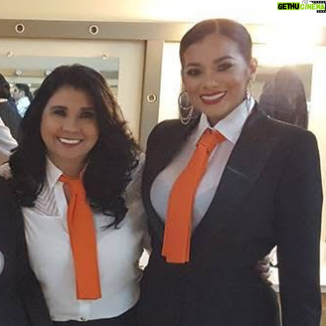Dora West - 32.5K Likes - No puedo aún asimilar esta horrible noticia. Me he quedado sin aliento y es que la muerte sorpresiva arranca de un soplo la sonrisa.
No puedo, tan siquiera, imaginar el dolor de su familia, a quienes quiero tanto. Solo Dios podrá llevarlos a encontrar consuelo.
Qué en paz descanse mi querida @anabuljubasich