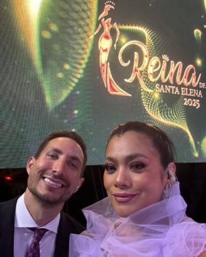 Dora West Instagram - Un hermoso fds! Trabajo y familia ❤️❤️❤️

1. De vuelta a casita 🙏🏽
2. Mi vestido @xclusive15 para la conducción  de Reina de Santa Elena ❤️
3. Mi dupla en reinados 🤣 @eduandradej 
4. El plato favorito de Danilito, pescado con espinas (así le llama). 
5.  No sé si se los he contado pero Danilito tuvo una experiencia fea con una ola a los 3 años (estando en la orilla). Bueno hoy fue su primera vez dentro del mar (tiene 7) ❤️❤️❤️❤️
6. Danilito molestando a la mamita. 
7.  Mi mamita ❤️
8. Mi trend de la playa fallido 😞
9. 😋 
10. Mamáááááááá , Danilo me está molestandoooooo!!!!! 
11 y 12: Bonus 🙌🏽

Si llegaron hasta aquí, GRACIAS….. Aquí casual fomentando la lectura! 😘