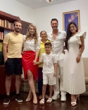 Dora West Instagram - La silla vacía nos sorprendió en el último trimestre del 2024, solo puedo pedir, y desear, salud para todos, que es invaluable, en este 2025. 

Familia Vitanis y sus agregados ❤️