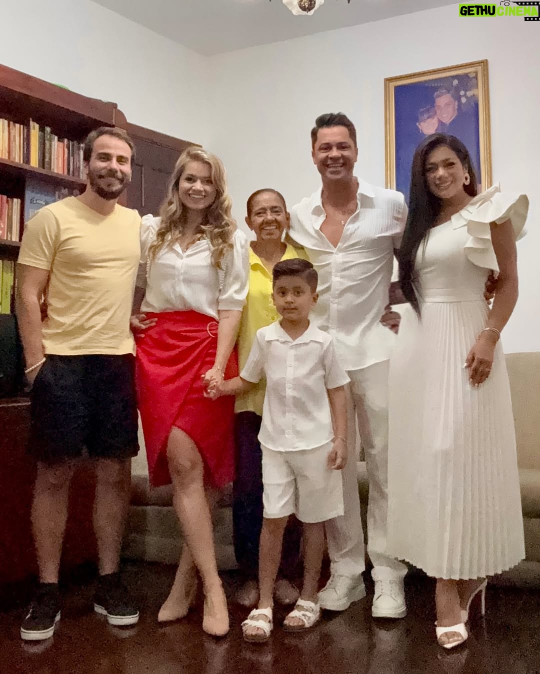 Dora West - 26K Likes - La silla vacía nos sorprendió en el último trimestre del 2024, solo puedo pedir, y desear, salud para todos, que es invaluable, en este 2025.
Familia Vitanis y sus agregados ❤️