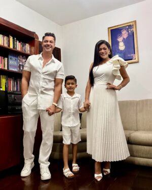 Dora West Instagram - La silla vacía nos sorprendió en el último trimestre del 2024, solo puedo pedir, y desear, salud para todos, que es invaluable, en este 2025. 

Familia Vitanis y sus agregados ❤️