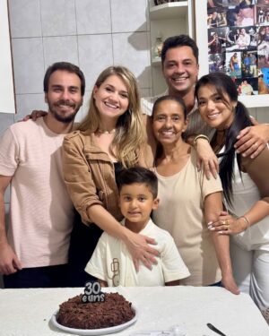 Dora West Instagram - Navidad, amigo secreto, cumpleaños de #LaTíaAlelila @alessandravitanis FAMILIA ❤️🤍