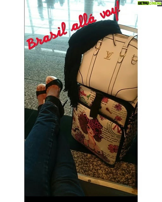 Dora West - 13.2K Likes - Cositas que no había subido:
1. Bueno, bueno también amo el café!
2y3. La diferencia de cómo viajo ahora a cómo viajaba antes (2010). No se pierdan los tacos aguja de 18 cm 🤭
4. Mi niño crece y crece.
5. Mis amores ❤️
6y7. Circo! Pilas con Danilito que me pedía que grabe 🤣
8. Guayaquil de mis amores! Llegando a 🇪🇨