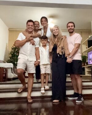 Dora West Instagram - Nuestros corazones más juntos que nunca. Corazones que palpitan con tristeza , con fortaleza, con ausencia física y con recuerdos vivos. 🇧🇷 

@danilo_vitanis @alessandravitanis @joaopaulolana