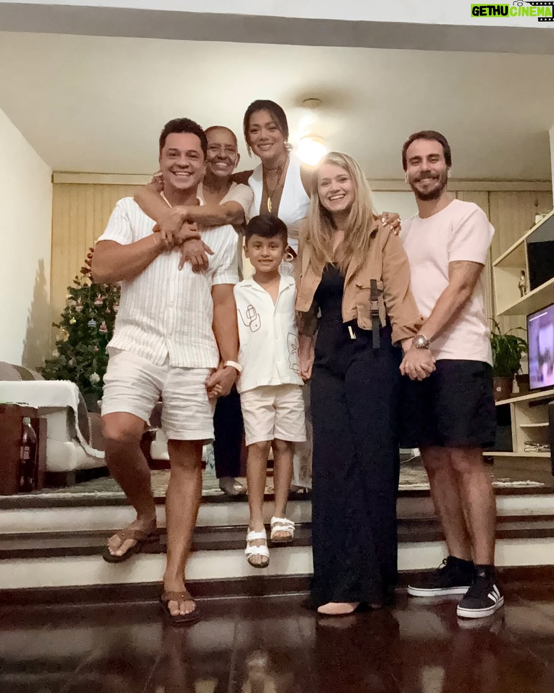 Dora West - 35.9K Likes - Nuestros corazones más juntos que nunca. Corazones que palpitan con tristeza , con fortaleza, con ausencia física y con recuerdos vivos. 🇧🇷
@danilo_vitanis @alessandravitanis @joaopaulolana