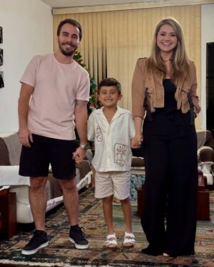Dora West Instagram - Nuestros corazones más juntos que nunca. Corazones que palpitan con tristeza , con fortaleza, con ausencia física y con recuerdos vivos. 🇧🇷 

@danilo_vitanis @alessandravitanis @joaopaulolana