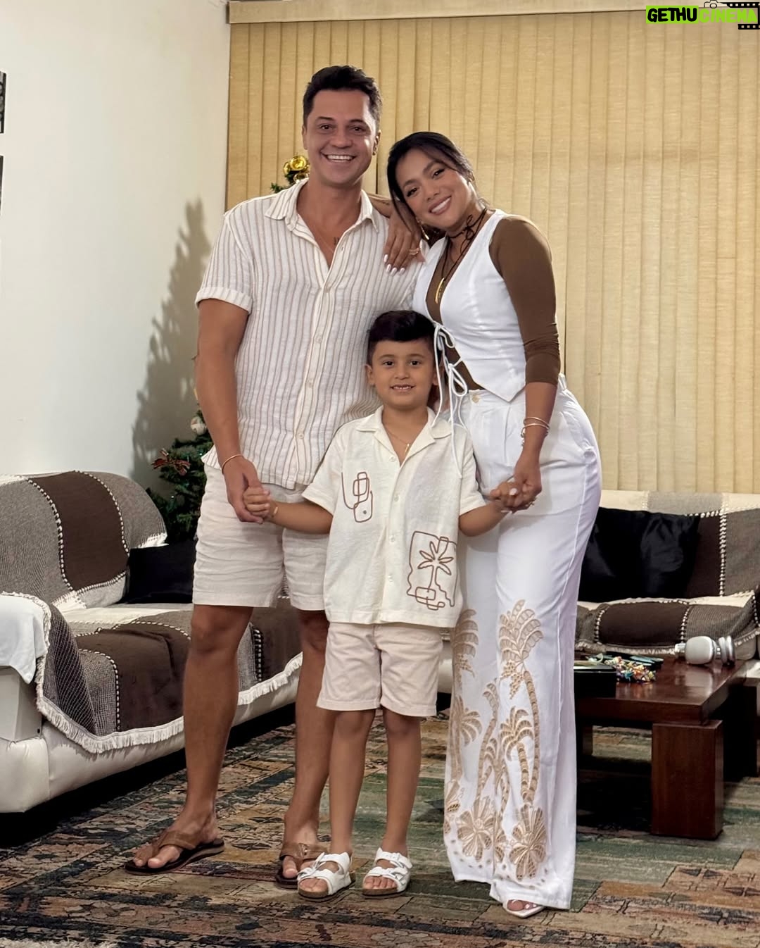Dora West - 35.9K Likes - Nuestros corazones más juntos que nunca. Corazones que palpitan con tristeza , con fortaleza, con ausencia física y con recuerdos vivos. 🇧🇷
@danilo_vitanis @alessandravitanis @joaopaulolana