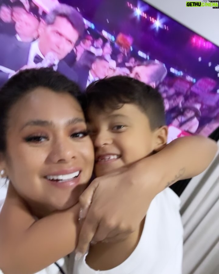 Dora West - 22.7K Likes - Maravillosas, fantásticas, resplandecientes 🙌🏽
Cuando el Ecuador canta , el mundo escucha! Y sí que se hicieron escuchar.
No puedo más con tanto orgullo @lasdamasdehierro_oficial
Gracias @lilaflores_oficial @kattyelisaoficial @mayensi.rivera por representarnos así, tan impecable y tan majestuoso. 🇪🇨
Por cierto lucían como lo que son DE ORO! ❤️ @mati_pastorino @armandocabrerac