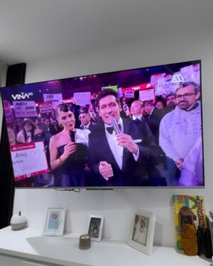Dora West Instagram - Maravillosas, fantásticas, resplandecientes 🙌🏽 
Cuando el Ecuador canta , el mundo escucha! Y sí que se hicieron escuchar. 
No puedo más con tanto orgullo @lasdamasdehierro_oficial 
Gracias @lilaflores_oficial @kattyelisaoficial @mayensi.rivera por representarnos así, tan impecable y tan majestuoso. 🇪🇨 

Por cierto lucían como lo que son DE ORO! ❤️ @mati_pastorino @armandocabrerac