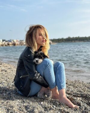 Doretta Papadimitriou Instagram - Ξεκινήσαμε τις παραλίες ❤️
Προετοιμαζόμαστε για βουτιές .
Ξεκινήσαμε απ τα παπούτσια 😬
#meandyou #gigi #summerloading