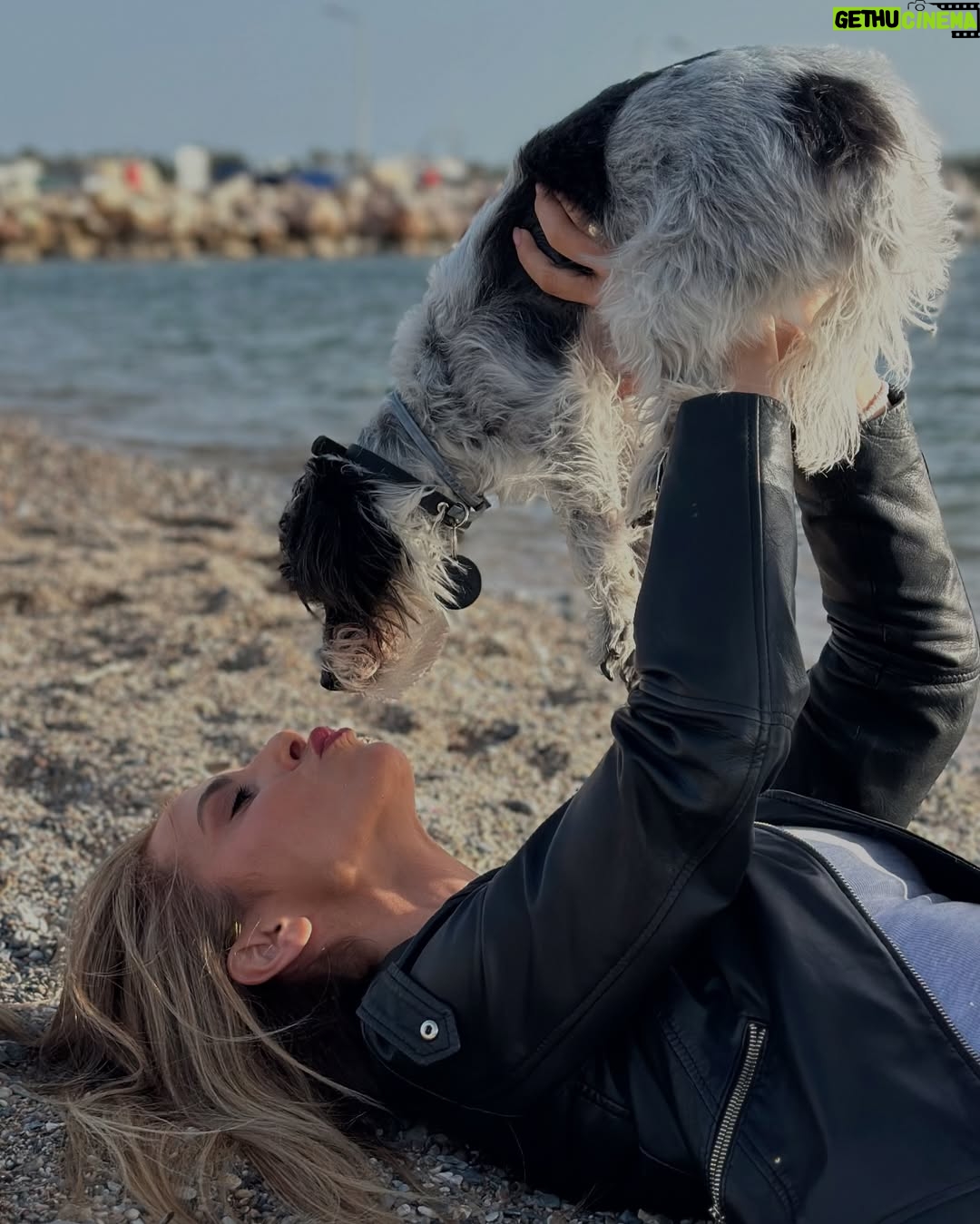 Doretta Papadimitriou - 11.2K Likes - Ξεκινήσαμε τις παραλίες ❤️
Προετοιμαζόμαστε για βουτιές .
Ξεκινήσαμε απ τα παπούτσια 😬
#meandyou #gigi #summerloading