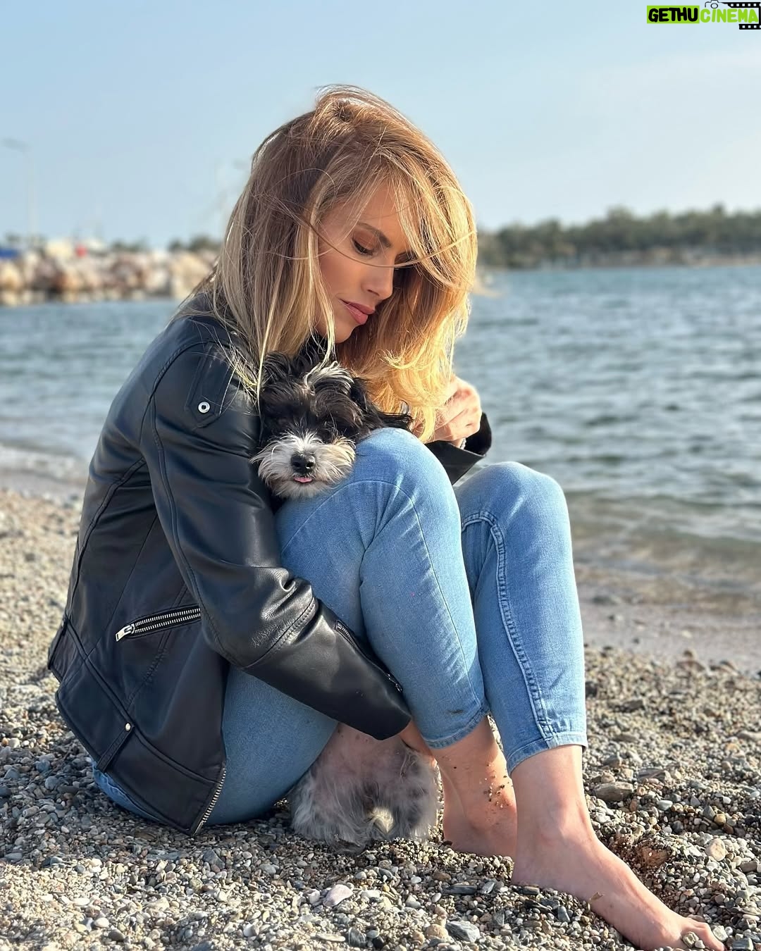 Doretta Papadimitriou - 11.2K Likes - Ξεκινήσαμε τις παραλίες ❤️
Προετοιμαζόμαστε για βουτιές .
Ξεκινήσαμε απ τα παπούτσια 😬
#meandyou #gigi #summerloading