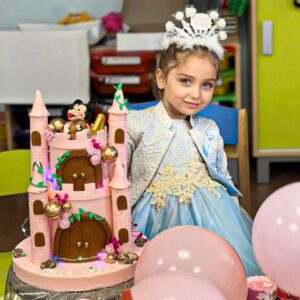 Dounia Batma Instagram - اليوم ليلى احتفلت بعيد ميلادها مع صديقاتها فالمدرسة 💞 عيد ميلاد سعيد يا قلبي ان شاء الله بتحقيق الامنيات والله يفرجها على ماما دنيا ان شاء الله 🙏🏻💞 

شكرا حبيبتي وفاء على الكيك ❤️

@cake_wafae_maison